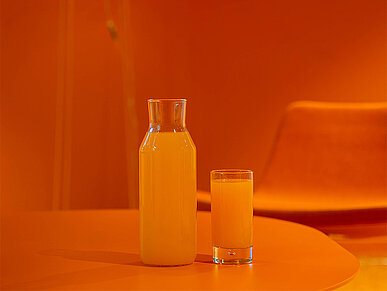Getränk in einem orangenem Raum