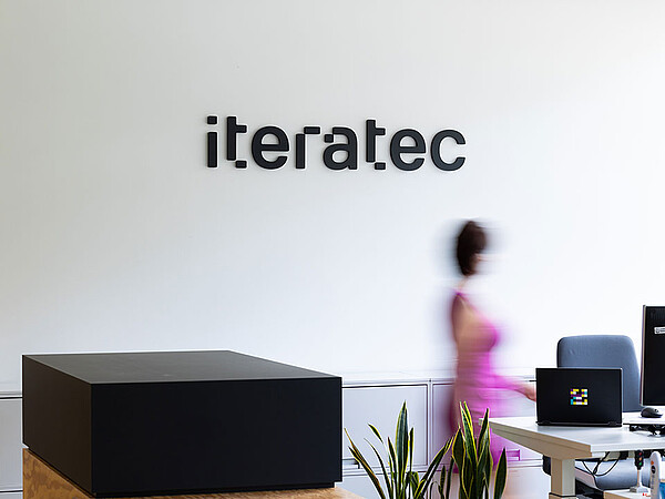 Aufnahme der Empfangshalle von Iteratec mit Logo an der Wand