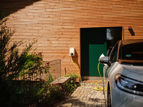 e-auto-laedt-zuhause-an-wallbox-230530-tmh_960x720